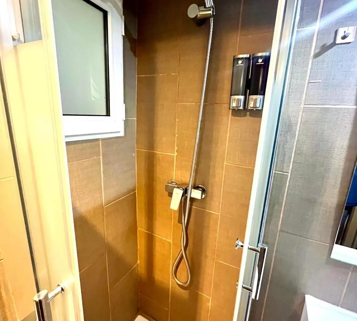 Apartamento B3 Planta Baja Al Lado Del Metro Barcelona
